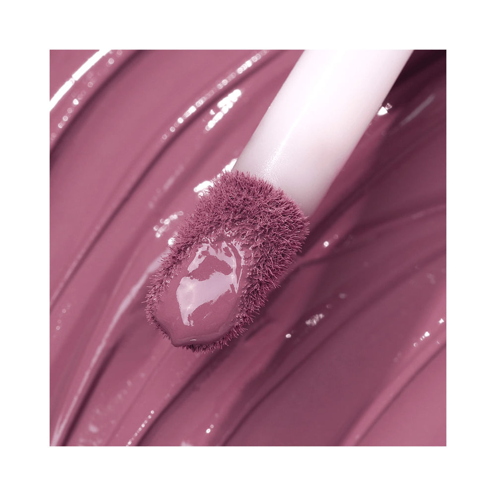 Close do aplicador da Sombra Líquida Bruna Tavares BT Velvet Hermione mostrando textura cremosa e cor rosa antigo